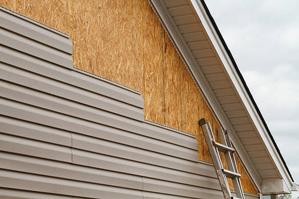 Professional Siding Repair technician working in Copiague, NY